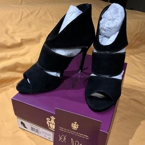 FERGIE SUEDE HIGH HEAL